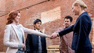 Y estar entre la espada y la pared