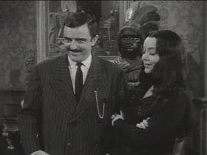 Morticia mantiene a la familia